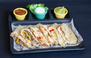 Base de papas fritas, carne mechada, cebolla caramelizada, tocino crujiente, ciboulette bañadas con salsa cheddar