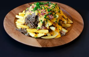 Base de papas fritas, carne mechada, cebolla caramelizada, tocino crujiente, ciboulette bañadas con salsa cheddar